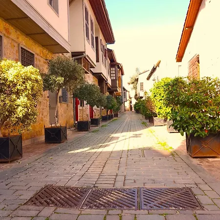 Apartman Pleasant Flat With Jacuzzi Near Hadrian's Gate