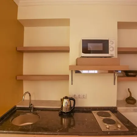 Pleasant Flat With Jacuzzi Near Hadrian's Gate